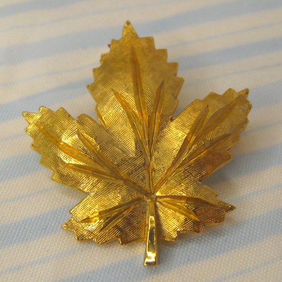 Keyes Gold Tone Maple leaf Pin Brooch - Picture 1 of 5